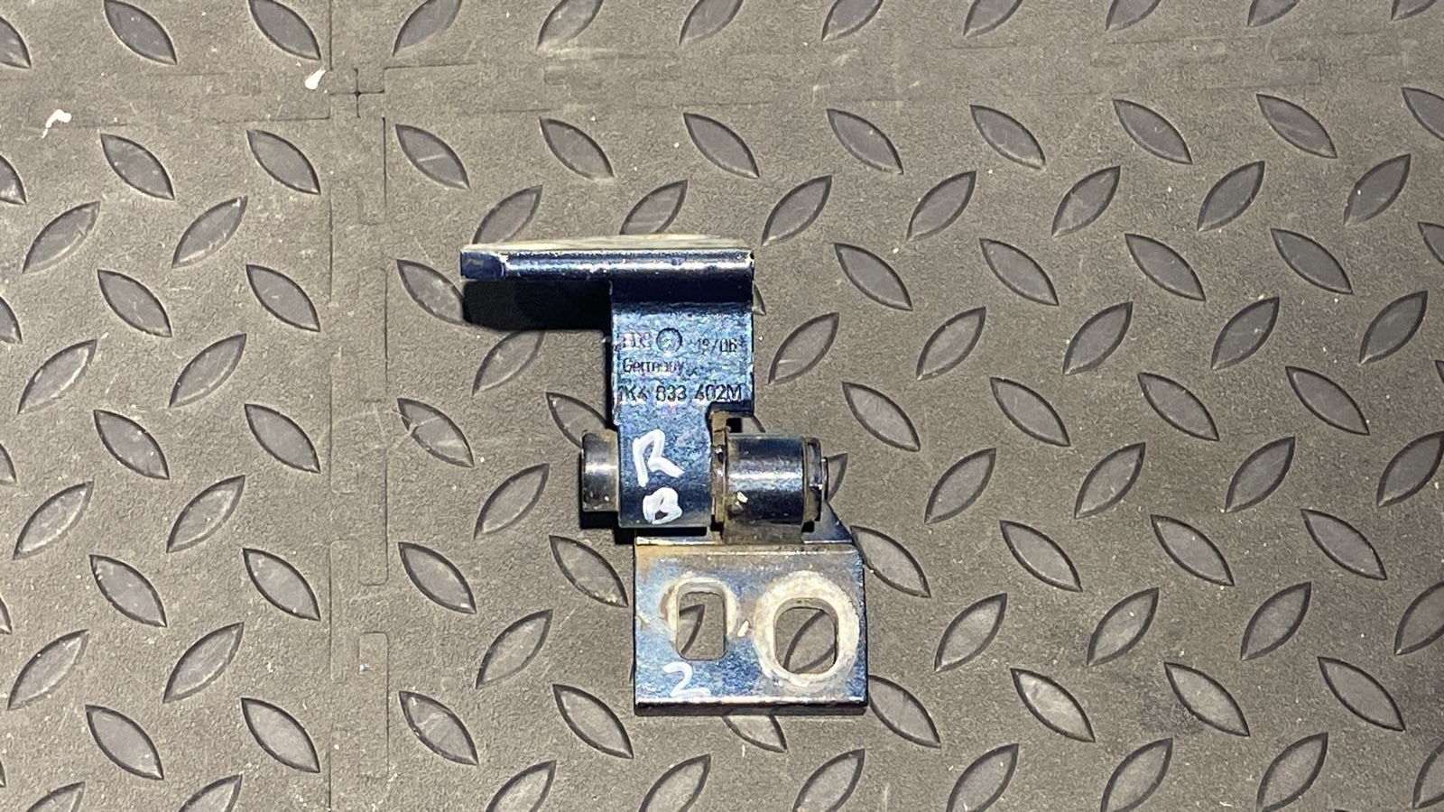 Петля двери задняя правая Volkswagen Golf/5 2003-2009