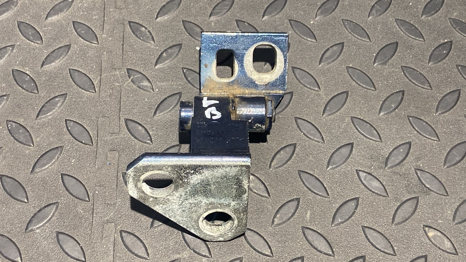 Петля двери задняя левая Volkswagen Golf/5 2003-2009