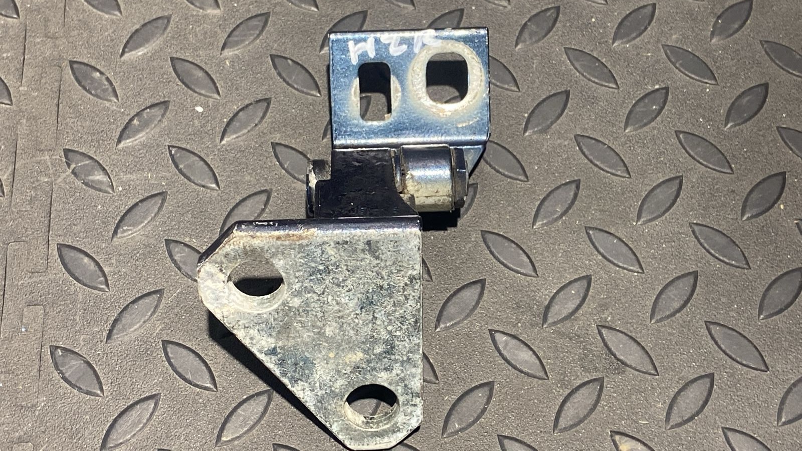 Петля двери задняя правая Volkswagen Golf/5 2003-2009