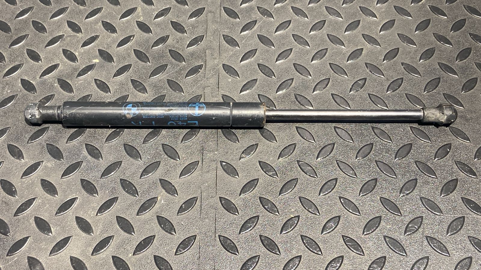 Амортизатор капота BMW 3/E46 1998-2007