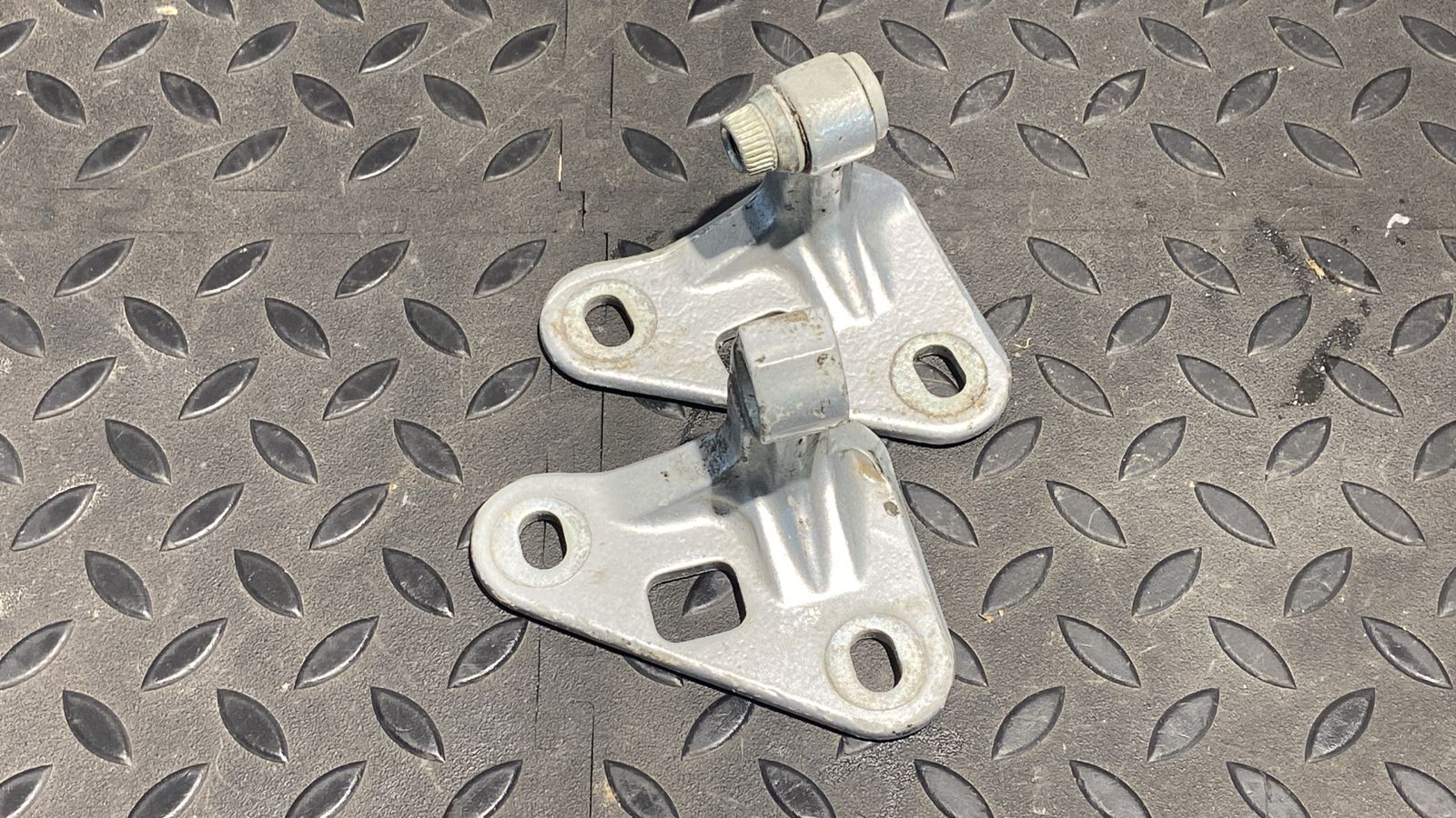 Петля двери передняя правая Mercedes E/W211 2002-2009