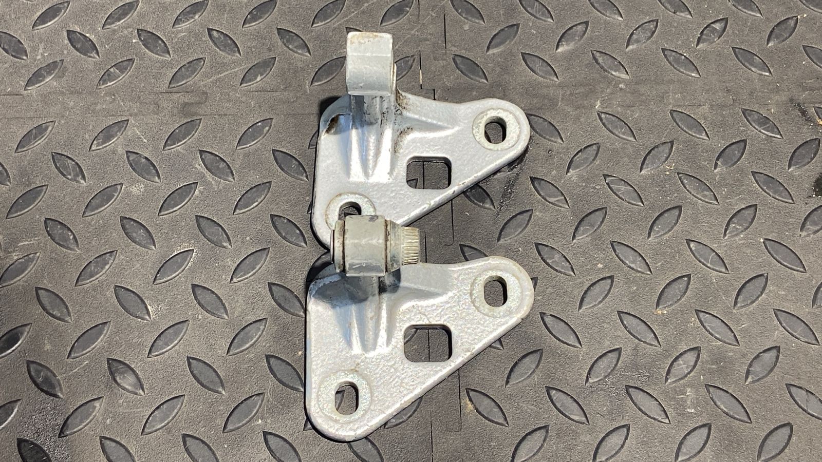 Петля двери передняя левая Mercedes E/W211 2002-2009