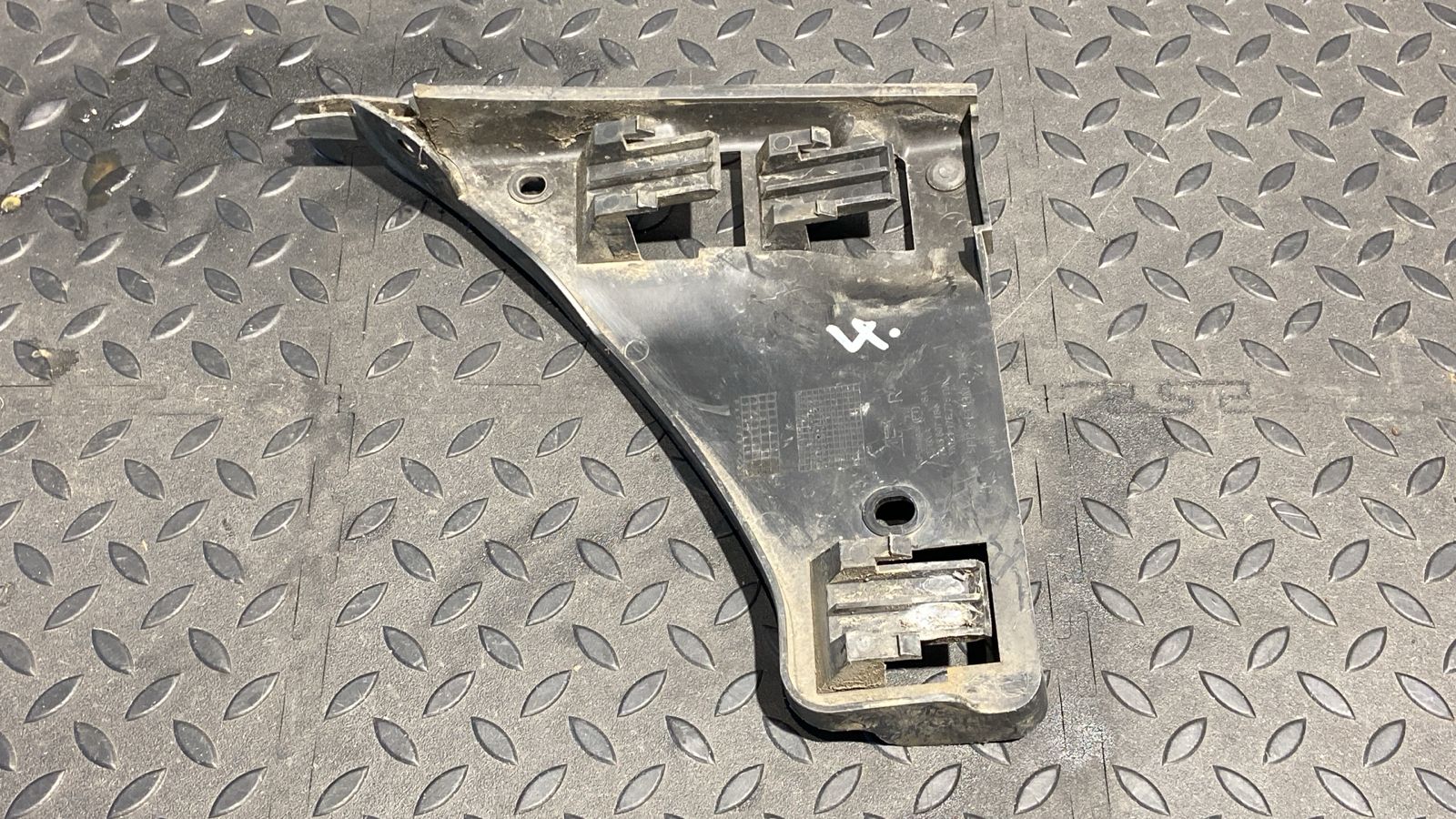 Кронштейн бампера передний правый Ford Galaxy 1995-2006