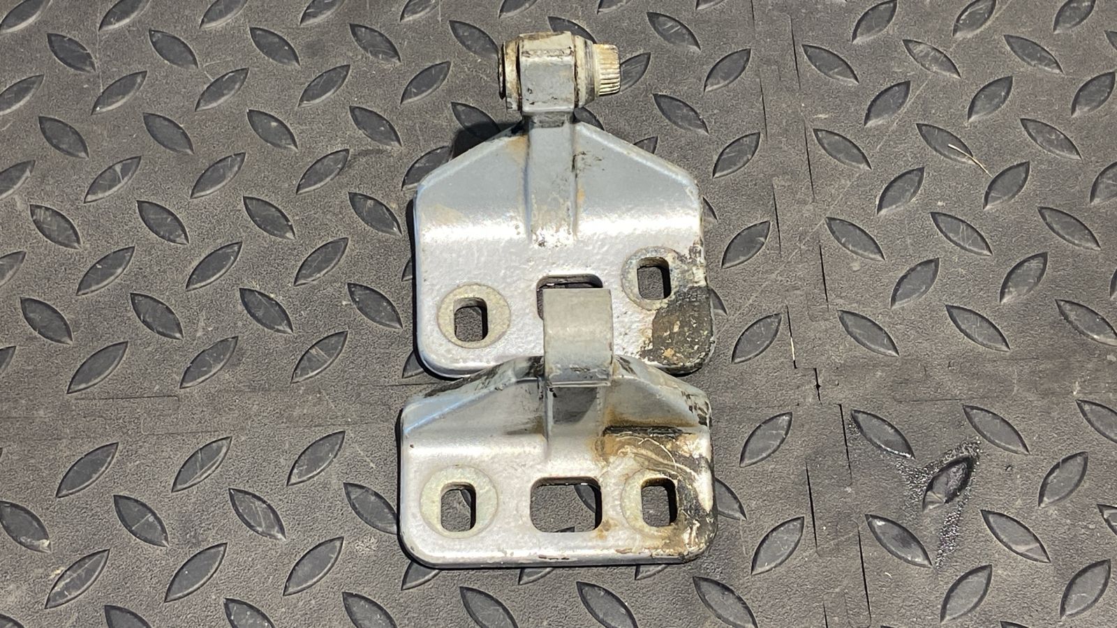 Петля двери задняя правая Mercedes E/W211 2002-2009