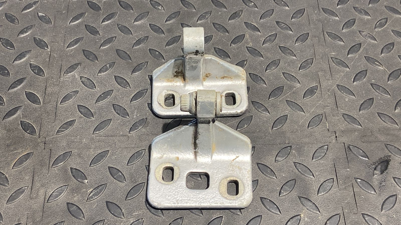 Петля двери задняя левая Mercedes E/W211 2002-2009