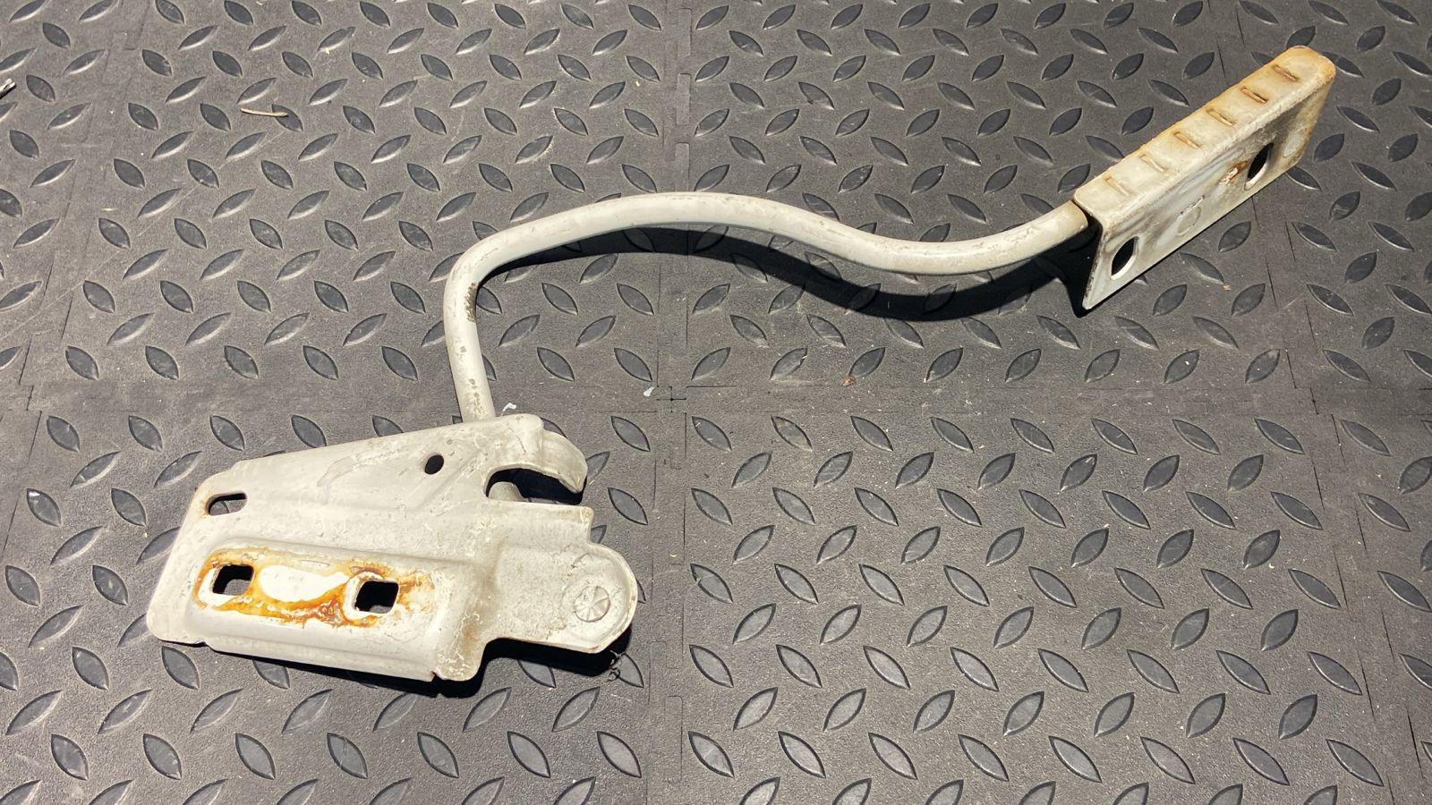 Петля капота левая Ford Transit 2000-2006