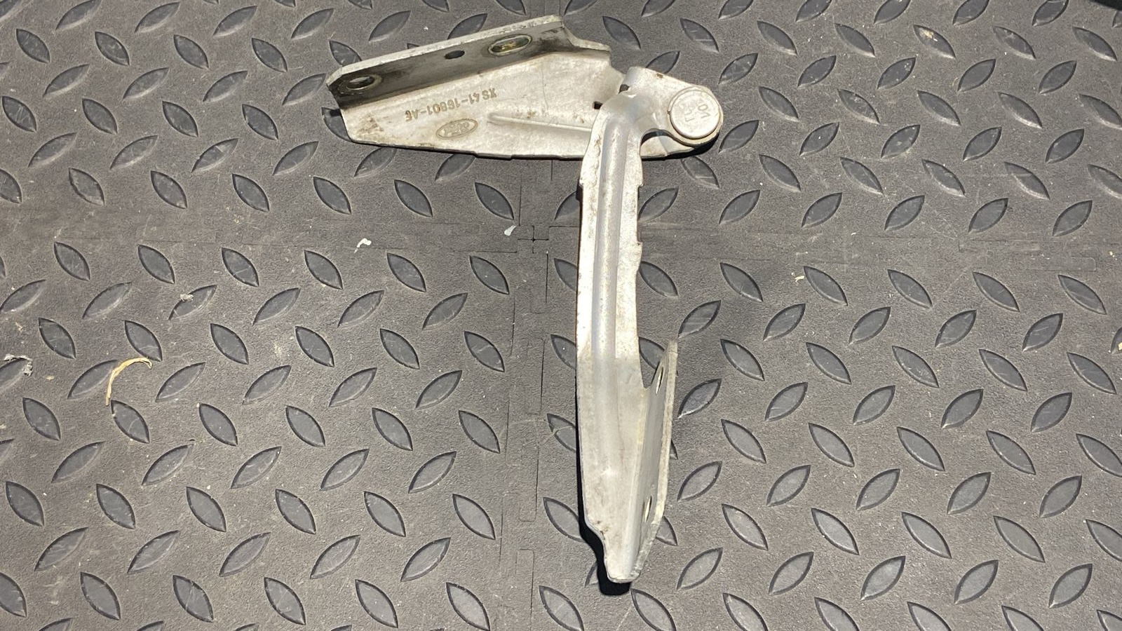 Петля капота левая Ford Focus 1998-2007