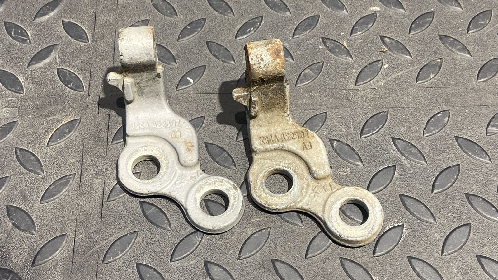 Петля двери передняя левая Ford Focus 1998-2007