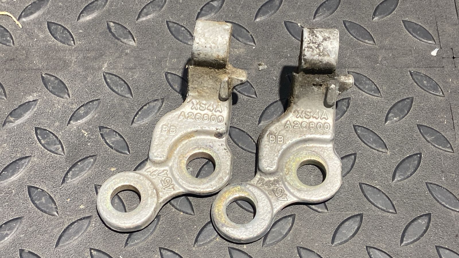 Петля двери передняя правая Ford Focus 1998-2007