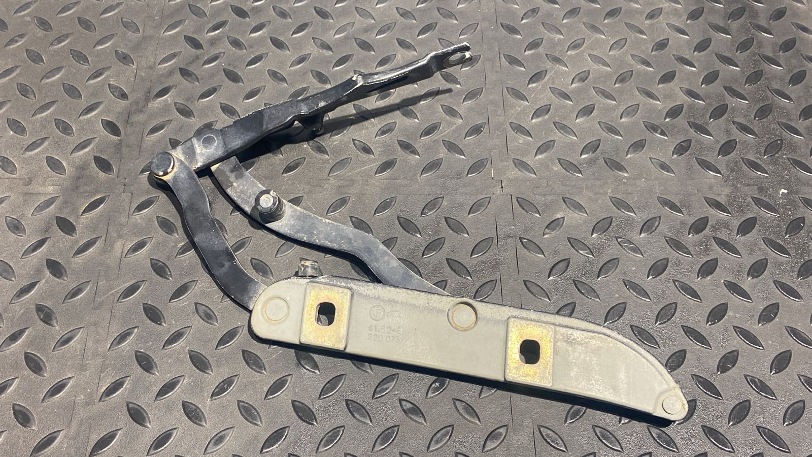 Петля крышки багажника левая BMW 3/E46 1998-2007