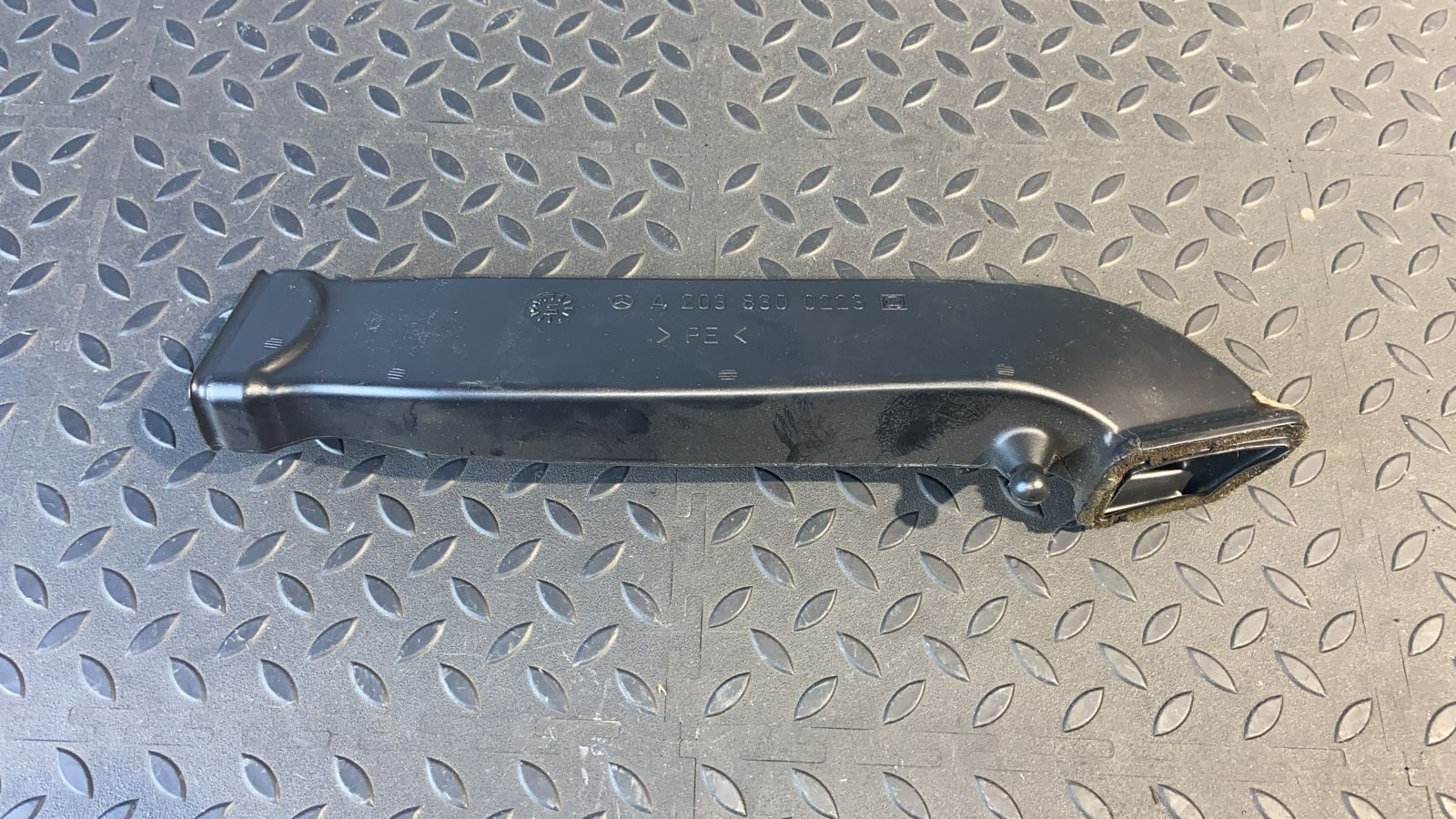 Воздуховод отопителя правый Mercedes C/W203 2000-2008