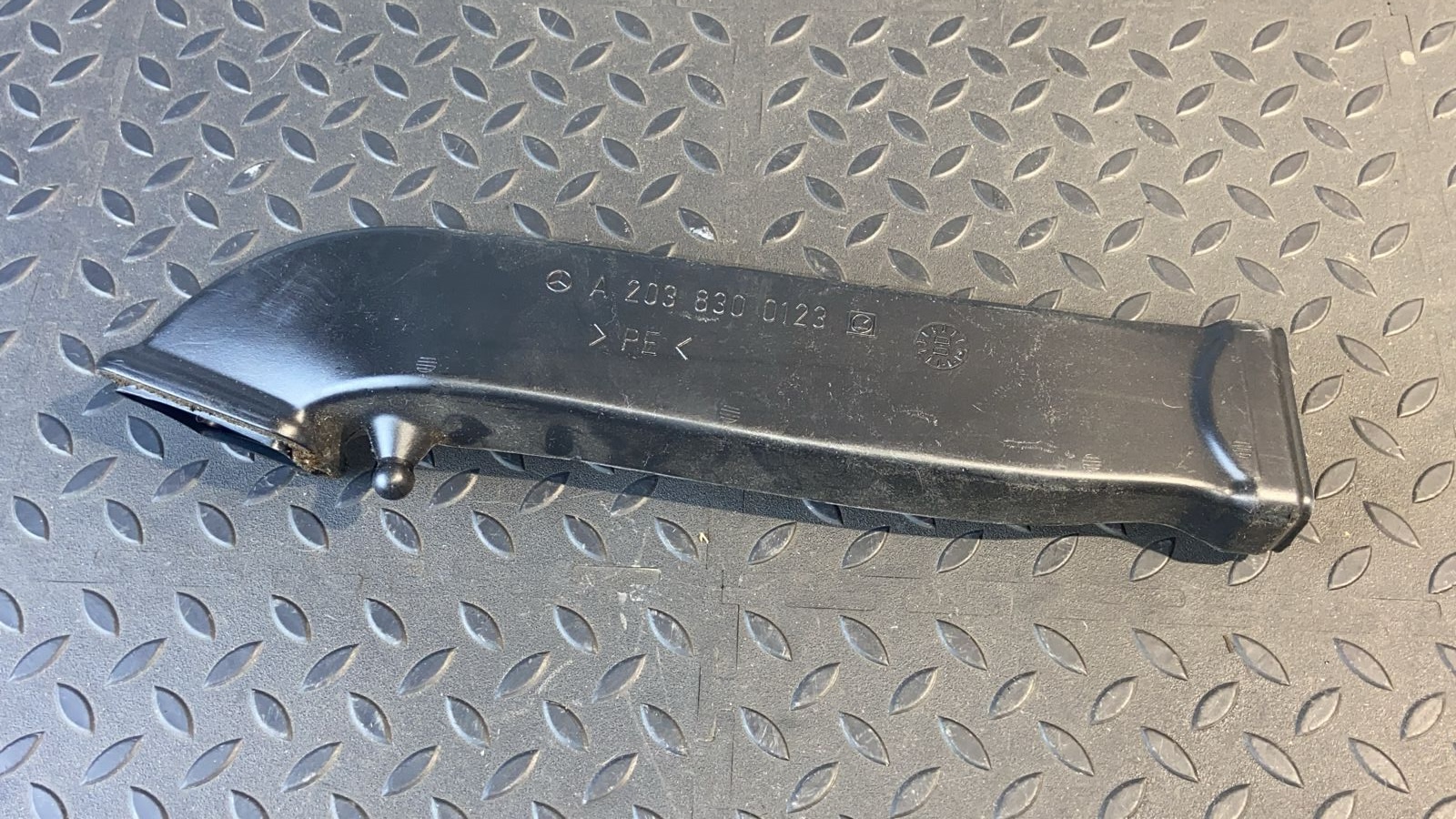 Воздуховод отопителя левый Mercedes C/W203 2000-2008