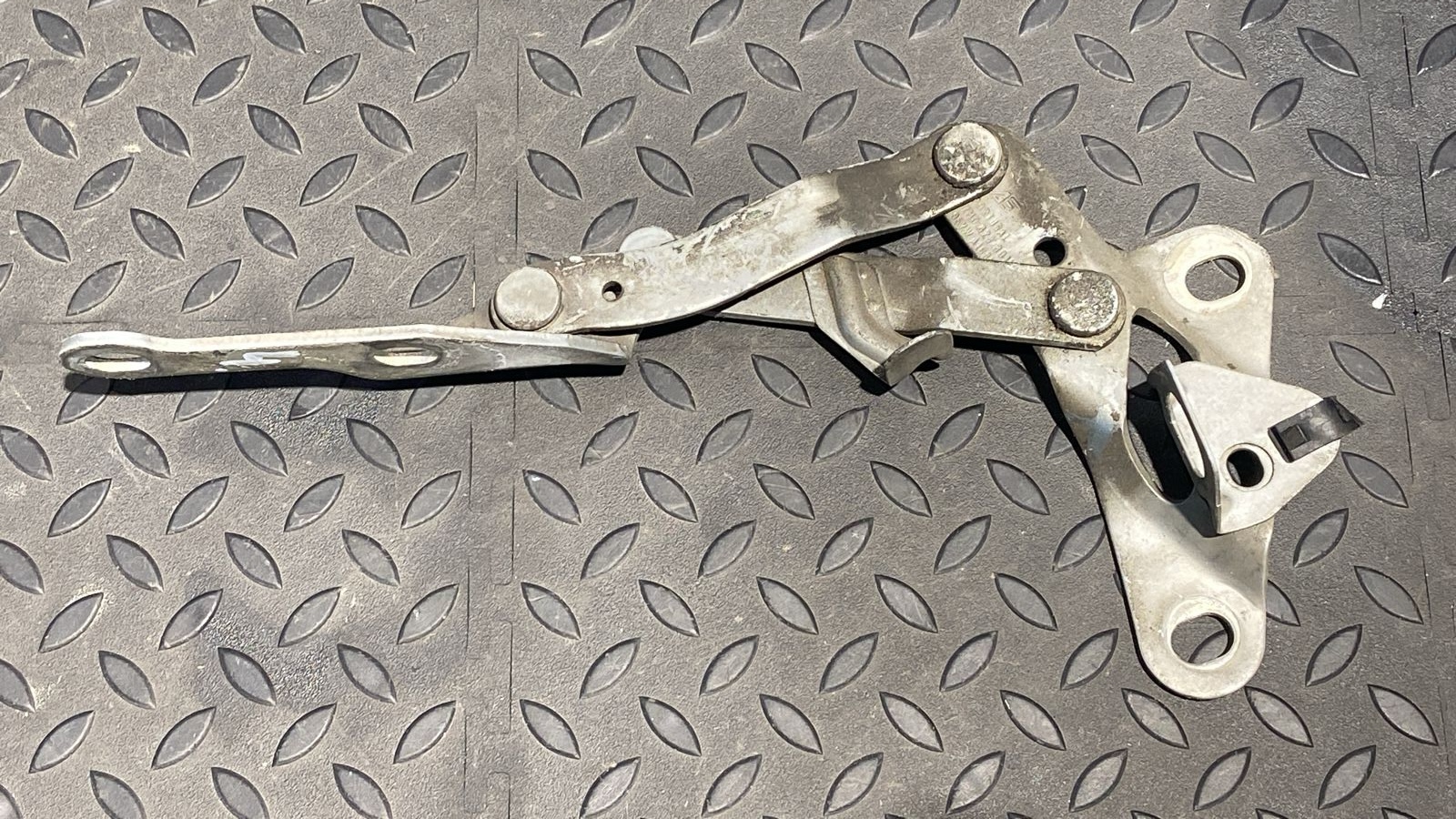 Петля капота левая Ford Galaxy 1995-2006