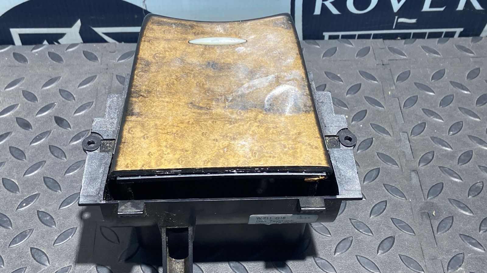 Бардачок Mercedes E/W211 2002-2009