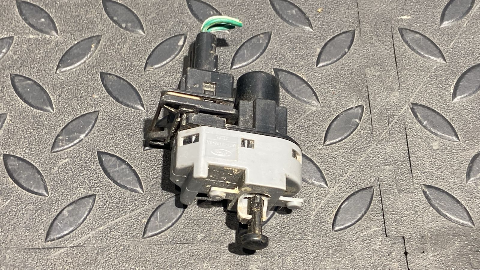 Датчик включения стопсигнала Ford Mondeo/3 2000-2007