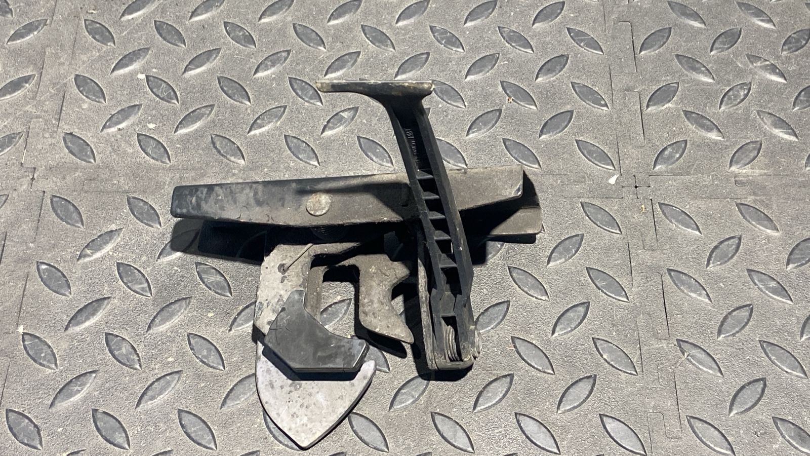 Замок капота Mercedes E/W211 2002-2009