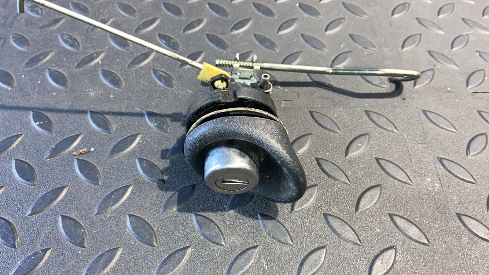 Личинка замка крышки багажника Renault Logan 2004-2015