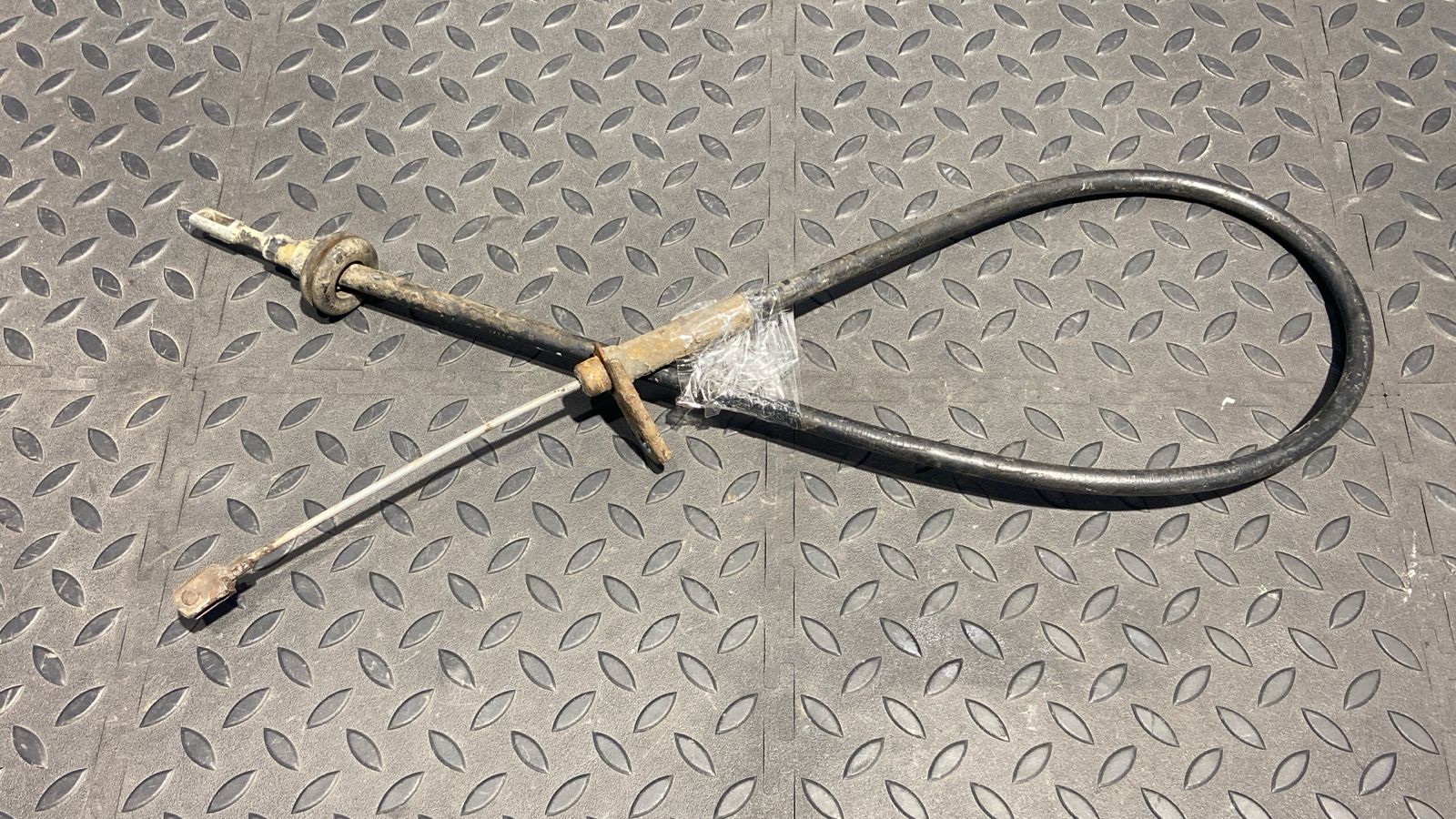 Трос стояночного тормоза левый Mercedes E/W210 1995-2003