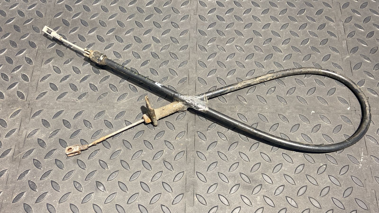 Трос стояночного тормоза правый Mercedes E/W210 1995-2003