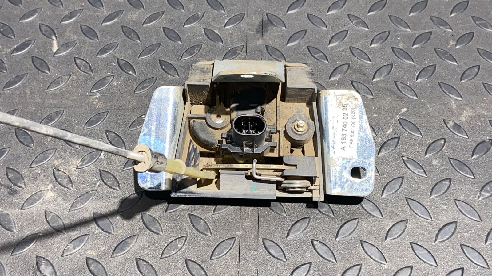 Замок двери багажника Mercedes M/W163 1997-2005