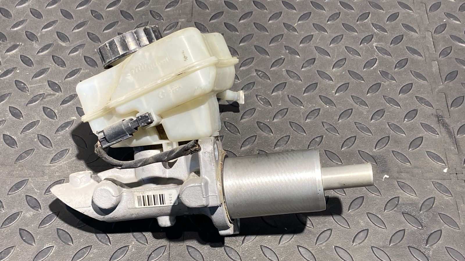 Цилиндр тормозной главный Mercedes E/W211 2002-2009