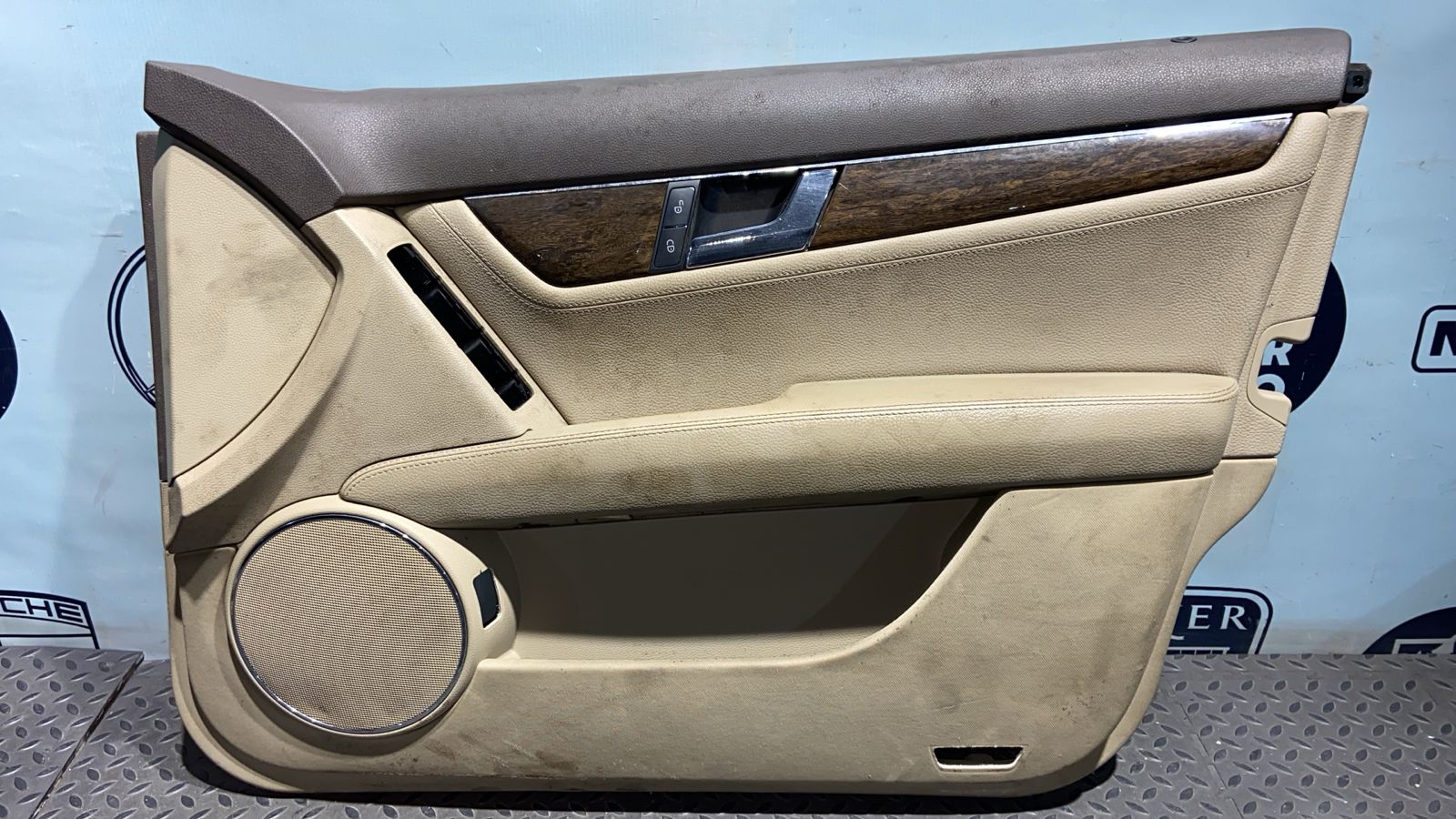 Обшивка двери передняя правая Mercedes C/W204 2006-2015