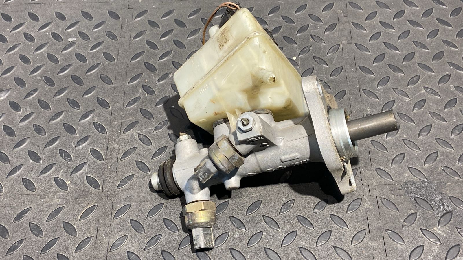 Цилиндр тормозной главный Mercedes C/W203 2000-2008