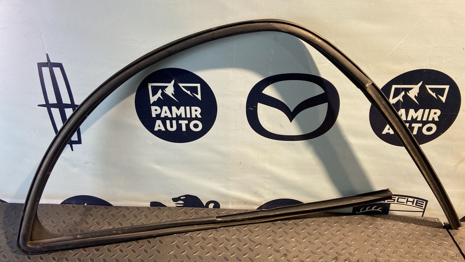 Уплотнитель двери задний правый Renault Sandero 2009-2014