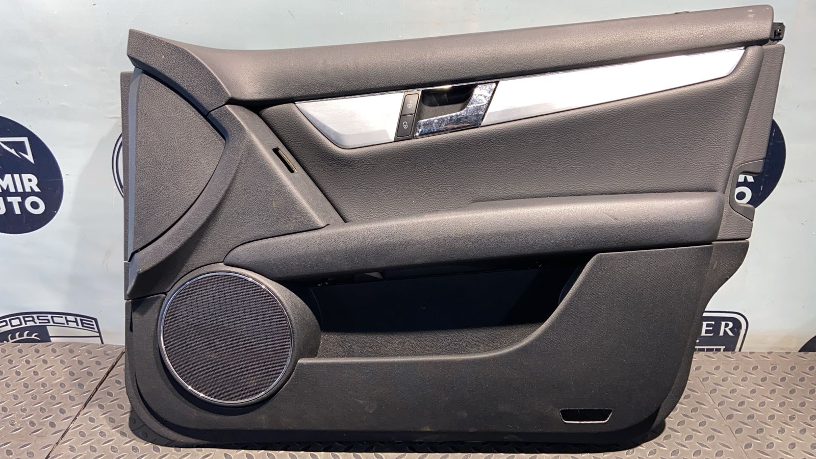 Обшивка двери передняя правая Mercedes C/W204 2006-2015