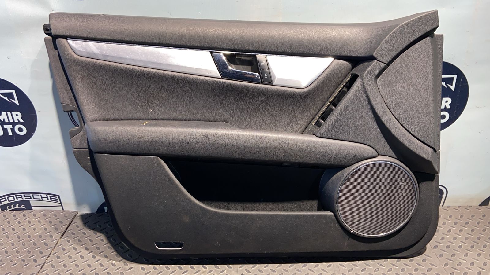Обшивка двери передняя левая Mercedes C/W204 2006-2015