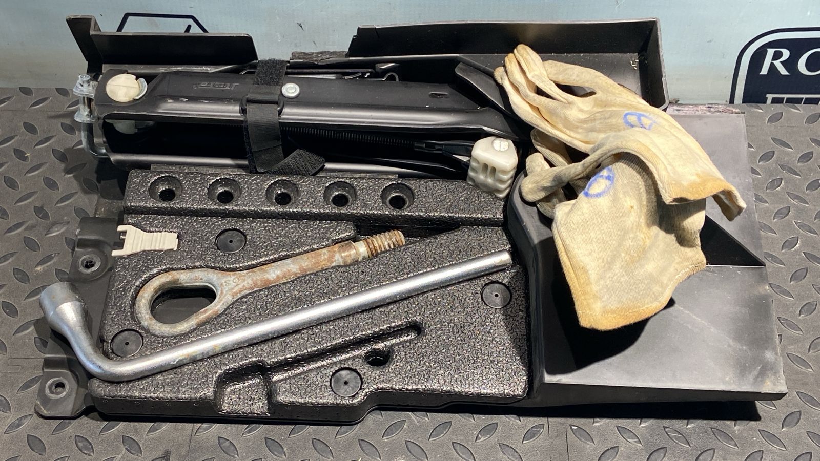 Ящик для инструментов Mercedes C/W203 2000-2008