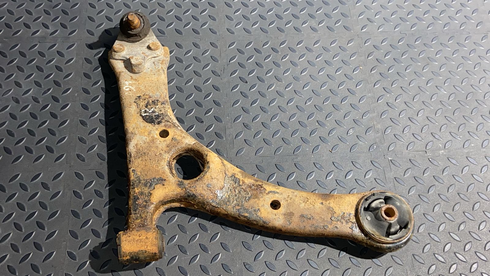 Рычаг передний правый Toyota Avensis/2 2003-2009