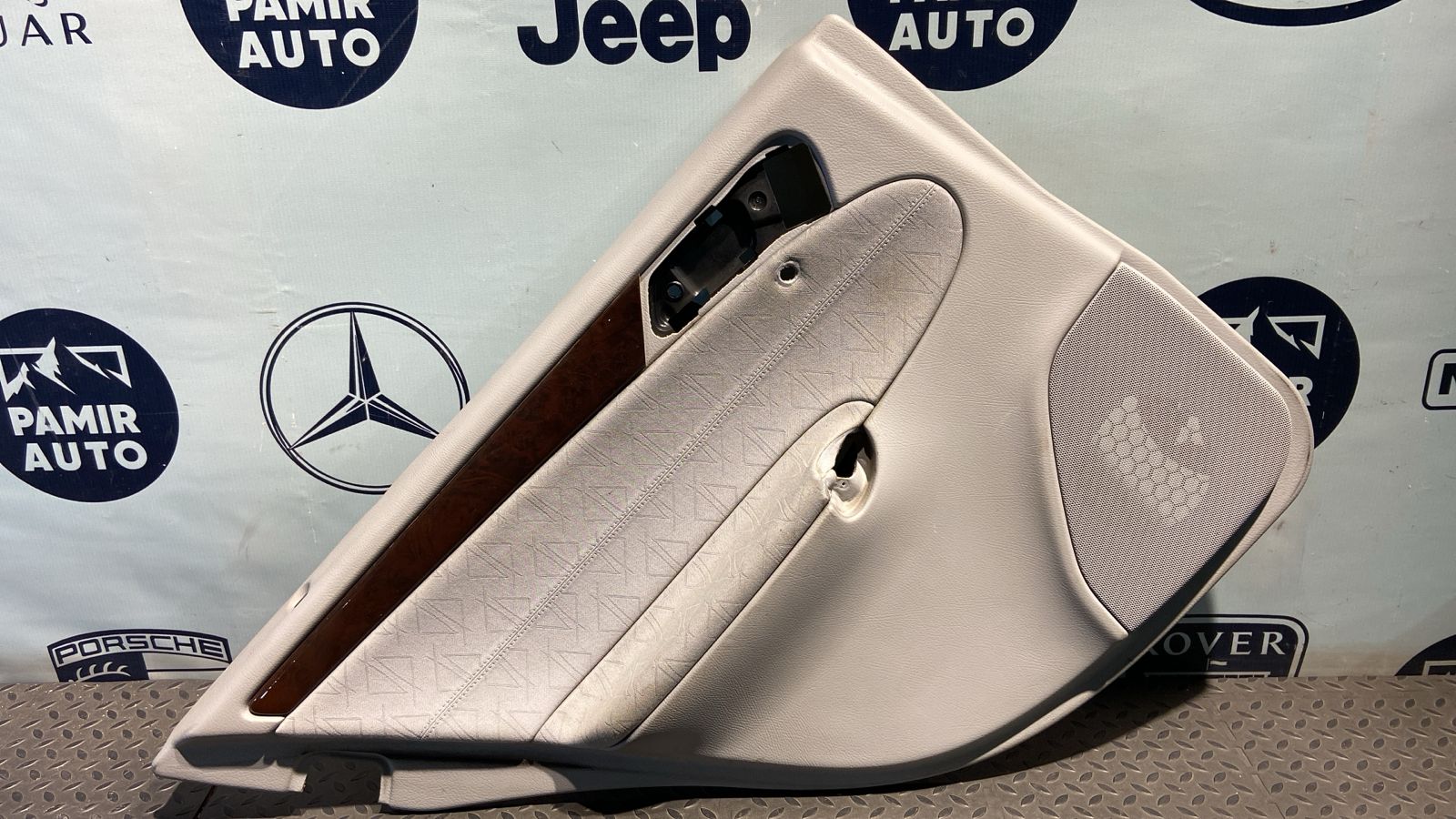 Обшивка двери задняя левая Mercedes C/W203 2000-2008