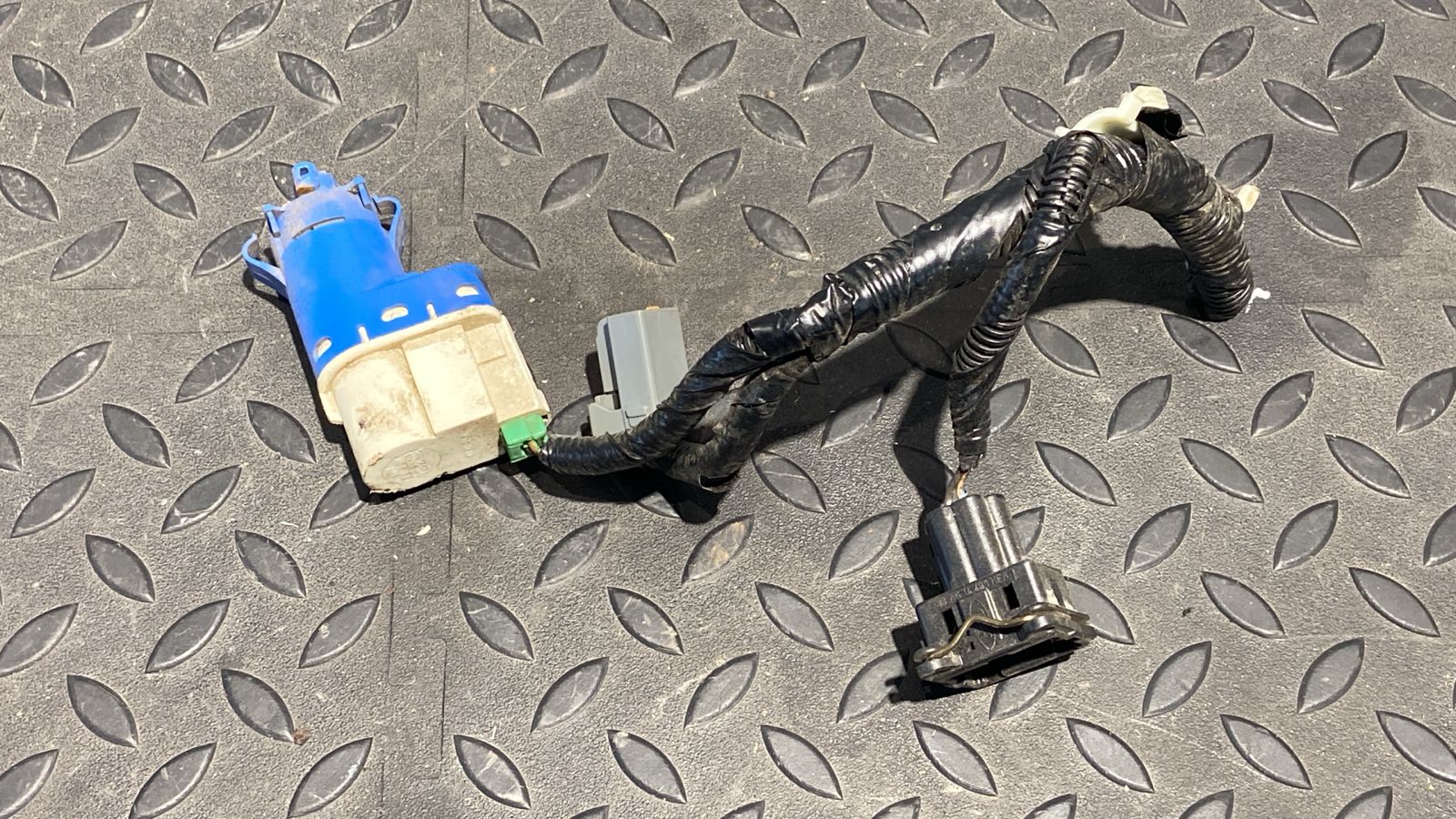 Датчик включения стопсигнала Ford Transit 2006-2013