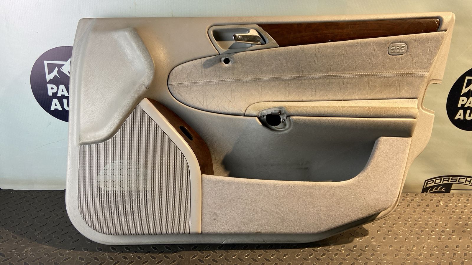 Обшивка двери передняя правая Mercedes C/W203 2000-2008