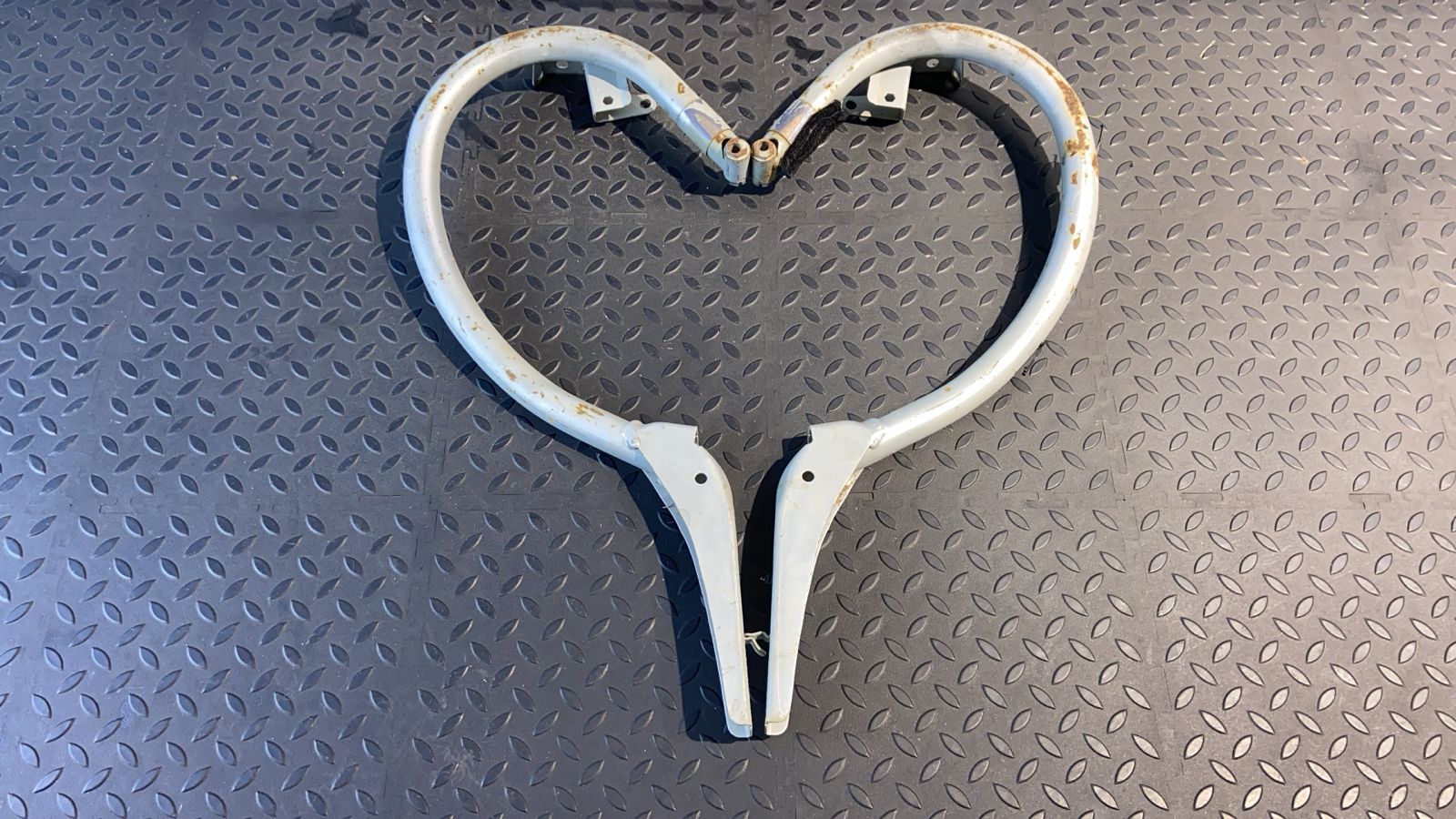 Петля крышки багажника Mercedes E/W211 2002-2009