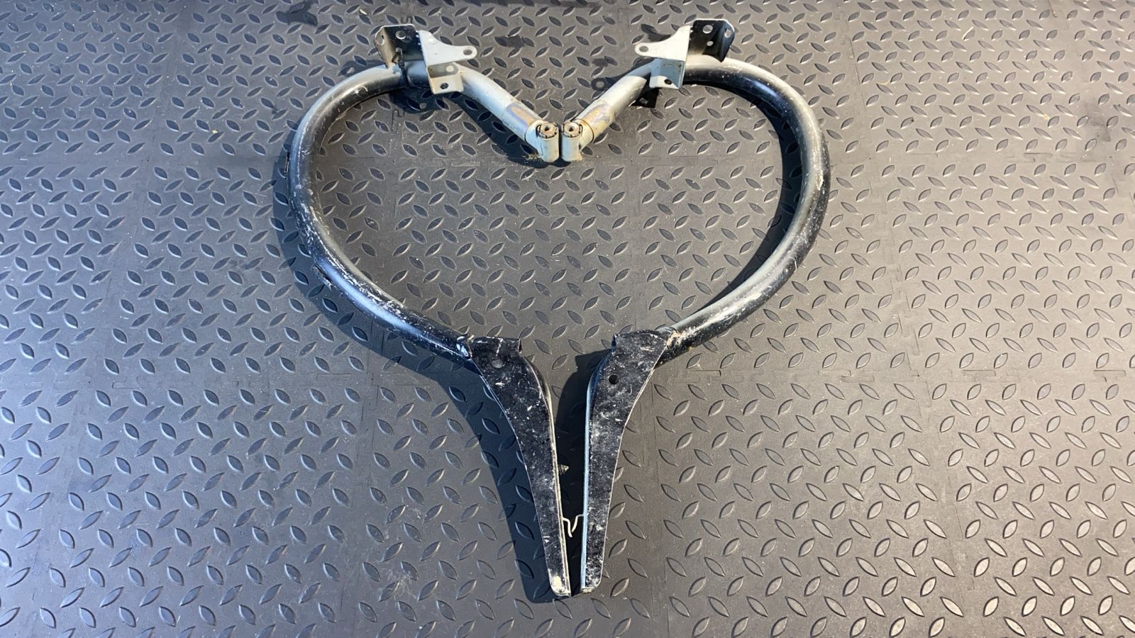 Петля крышки багажника Mercedes E/W211 2002-2009