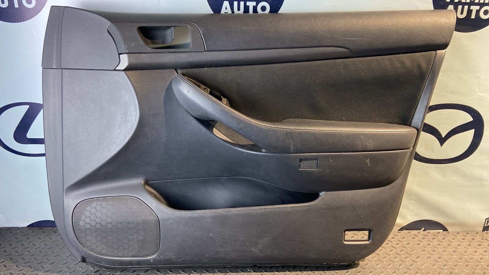 Обшивка двери передняя правая Toyota Avensis/2 2003-2009