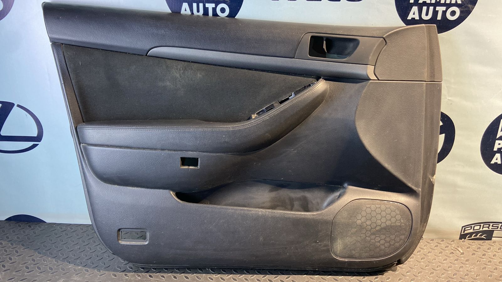 Обшивка двери передняя левая Toyota Avensis/2 2003-2009