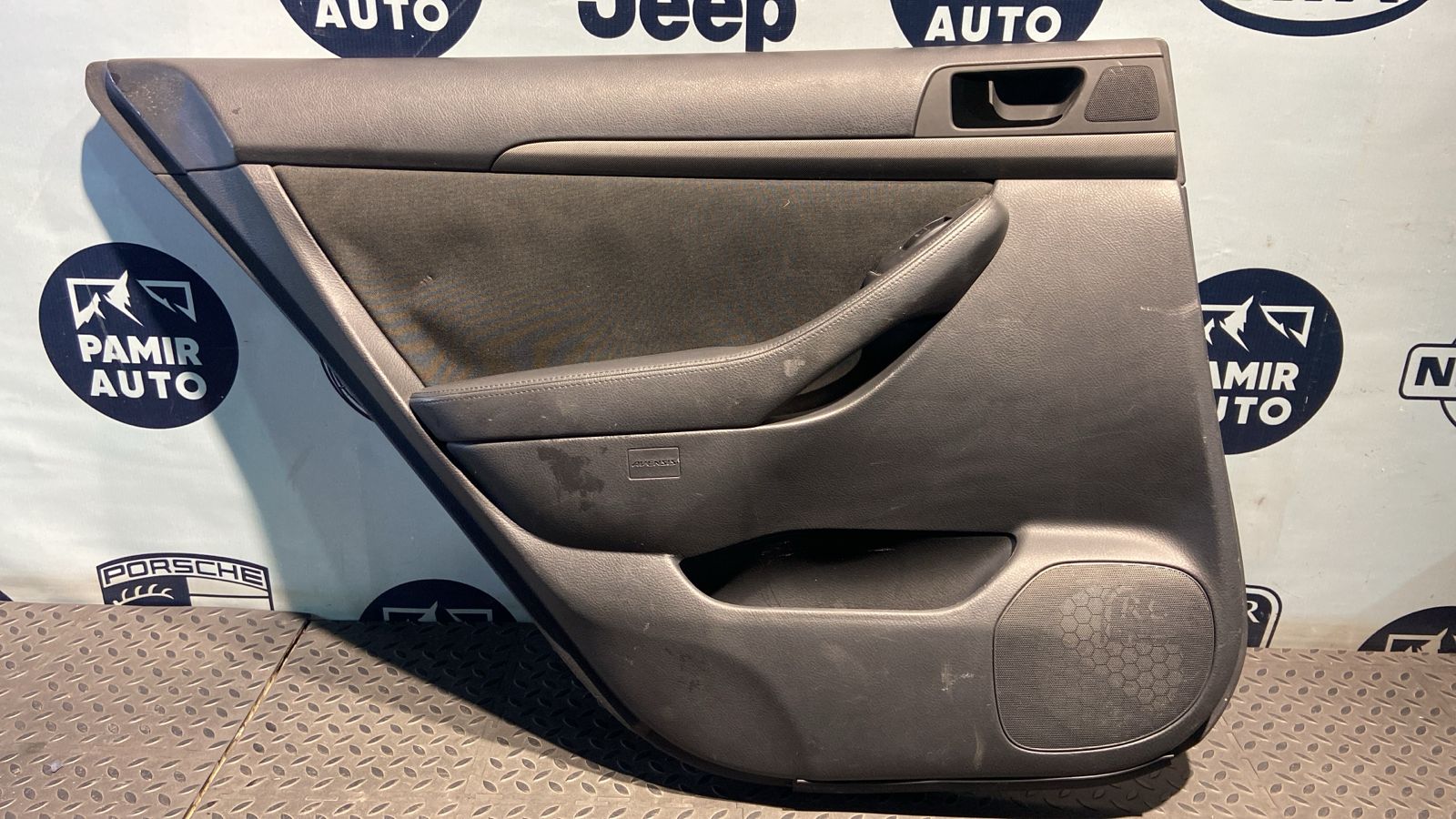 Обшивка двери задняя левая Toyota Avensis/2 2003-2009