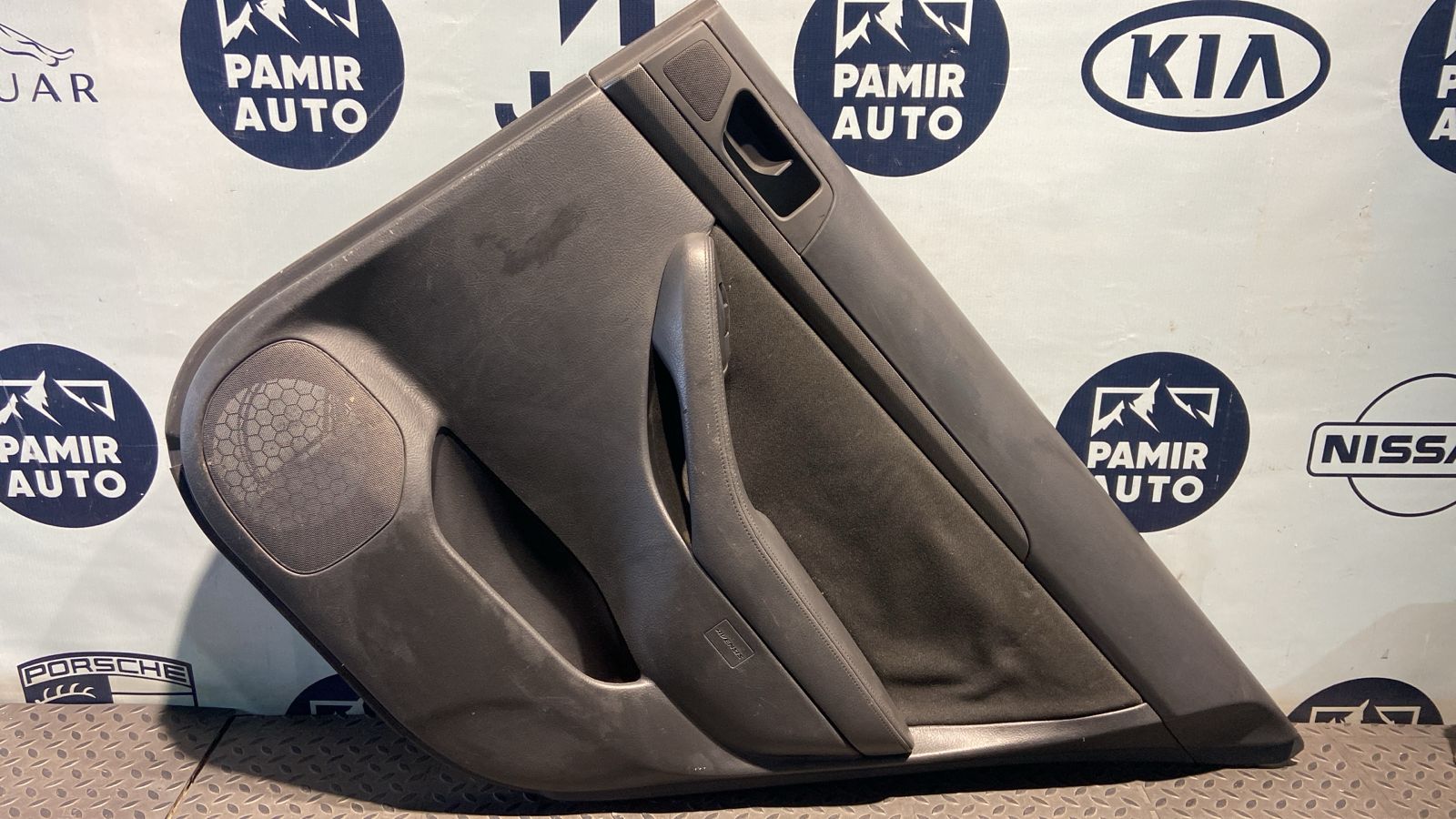 Обшивка двери задняя правая Toyota Avensis/2 2003-2009