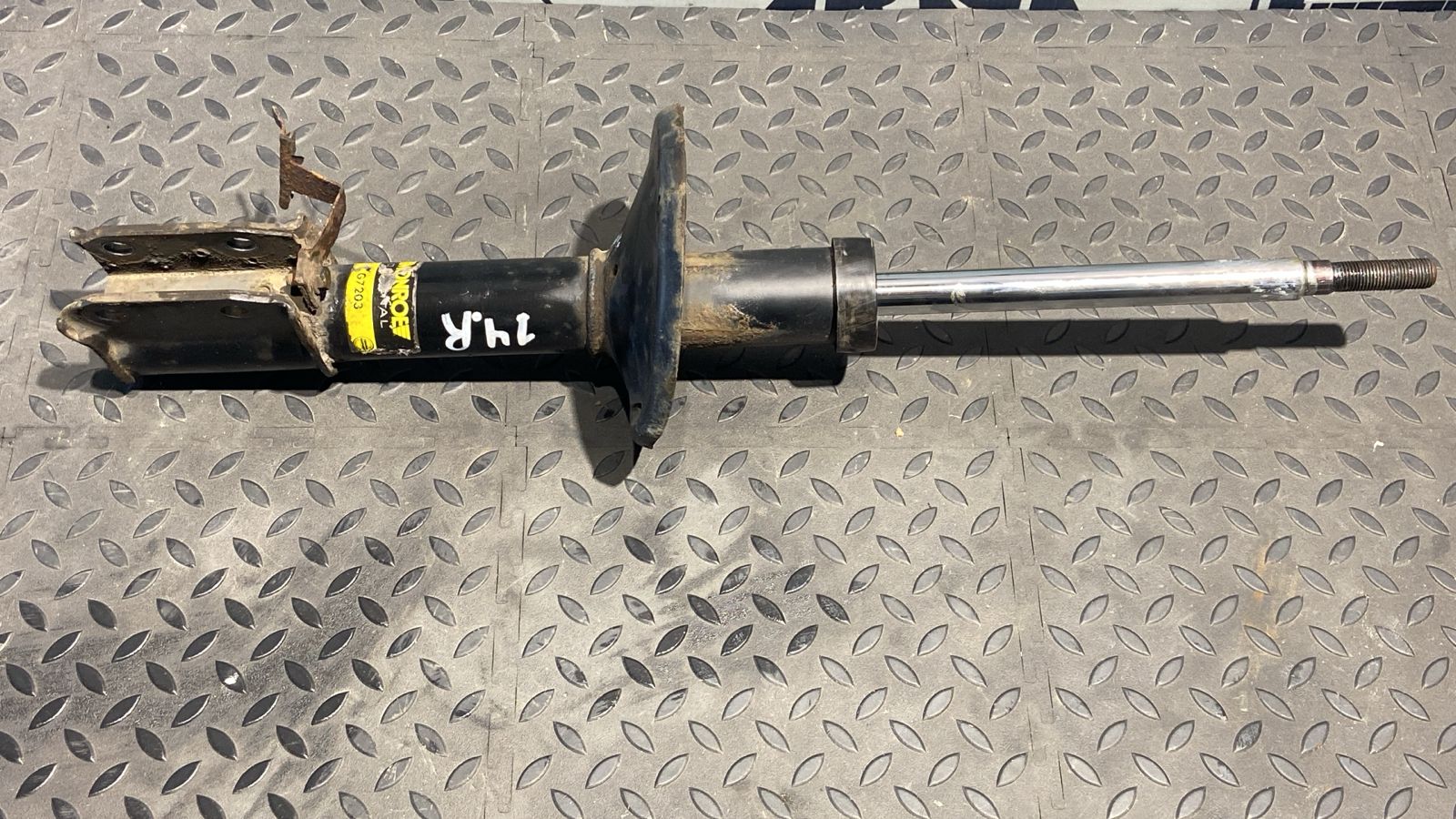 Амортизатор передний правый Renault Logan 2004-2015