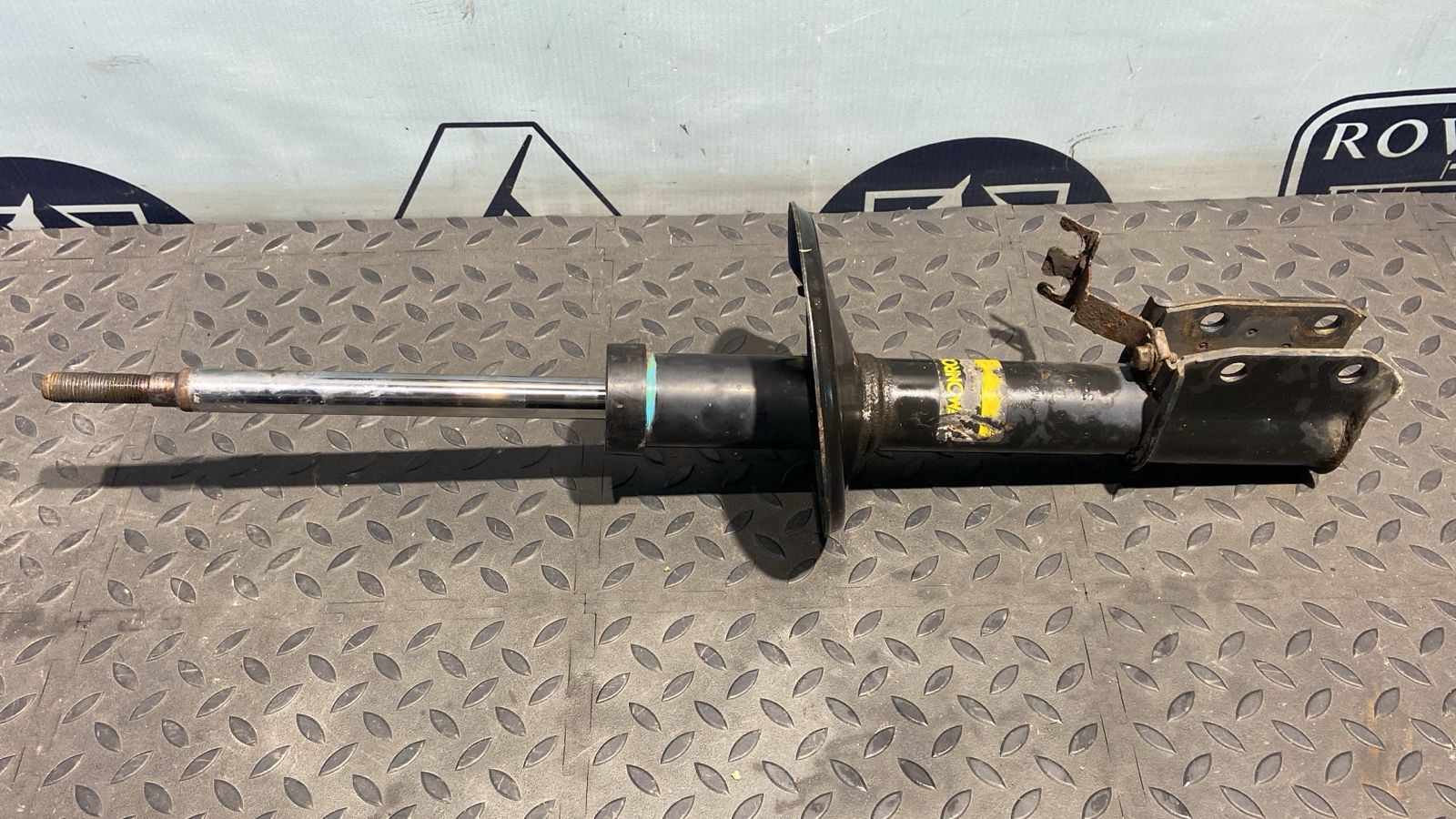 Амортизатор передний левый Renault Logan 2004-2015