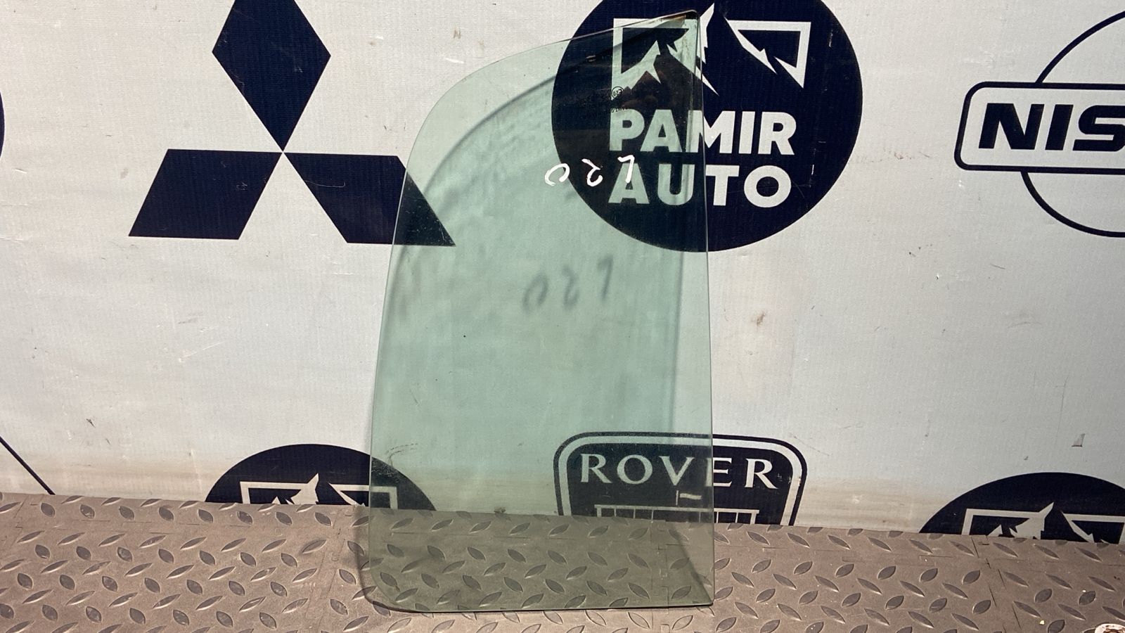 Форточка двери задняя левая Renault Sandero 2009-2014