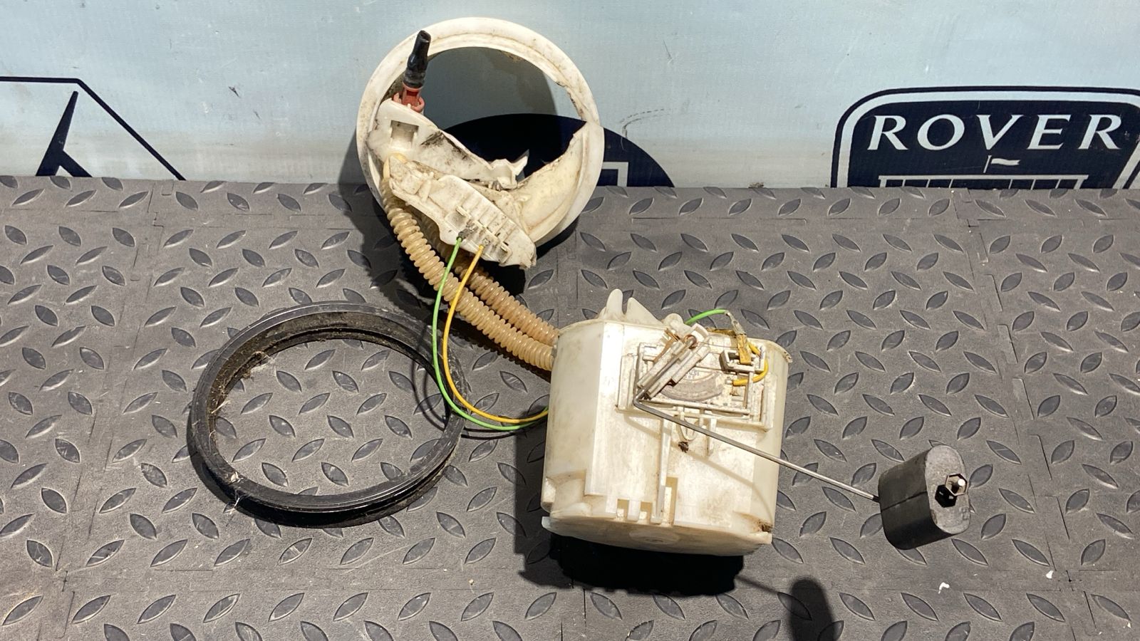 Датчик уровня топлива Renault Logan 2004-2015