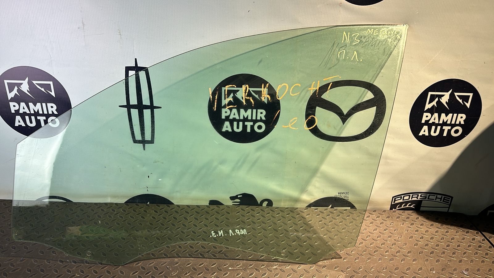 Стекло двери переднее левое Renault Megane/2 2002-2009