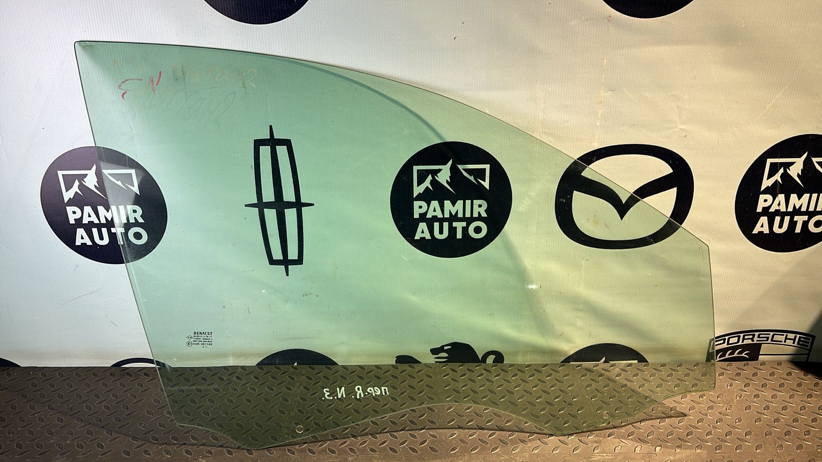 Стекло двери переднее правое Renault Megane/2 2002-2009