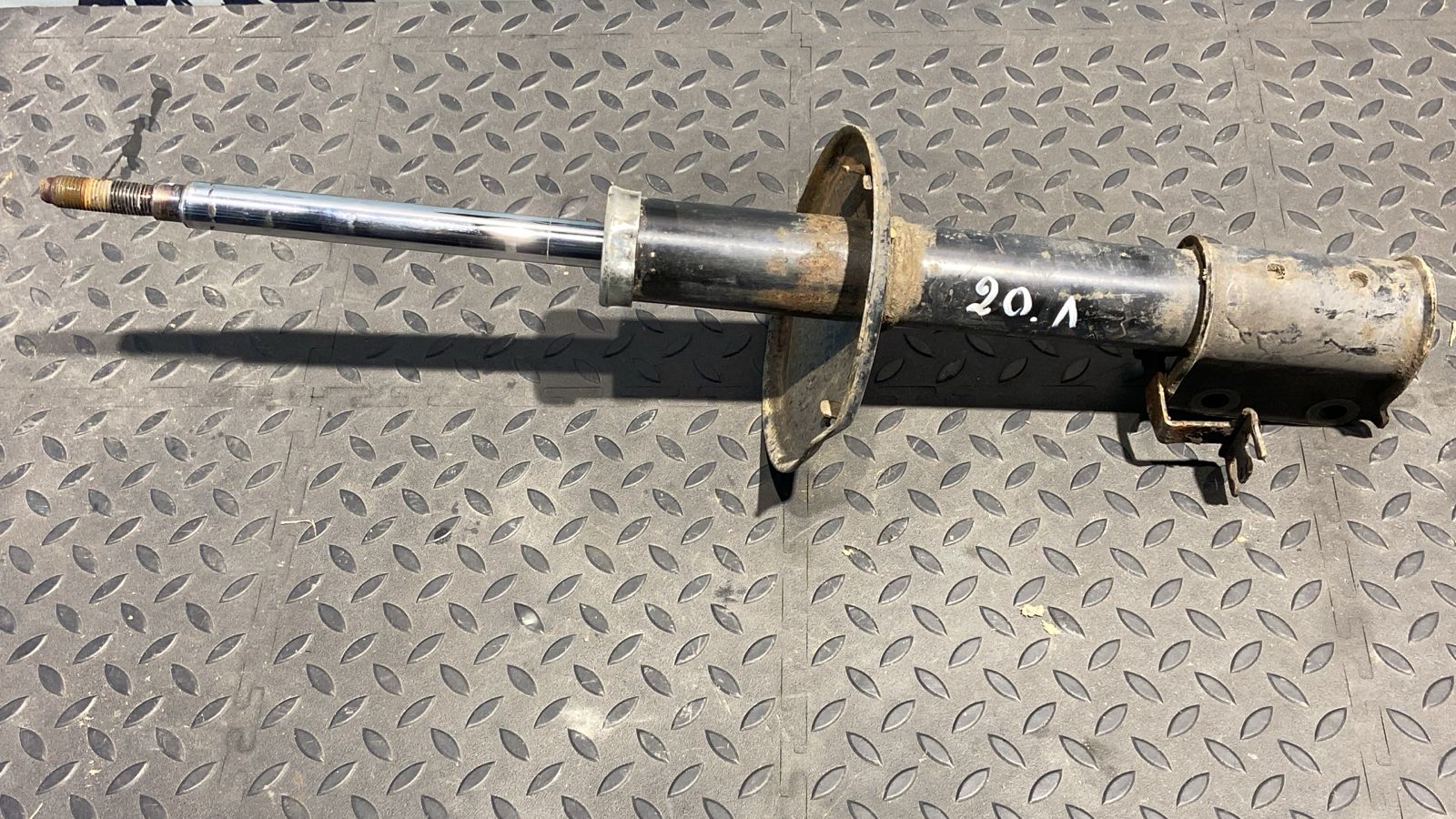 Амортизатор передний левый Renault Sandero 2009-2014