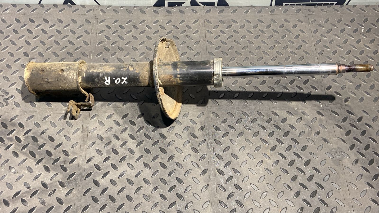 Амортизатор передний правый Renault Sandero 2009-2014