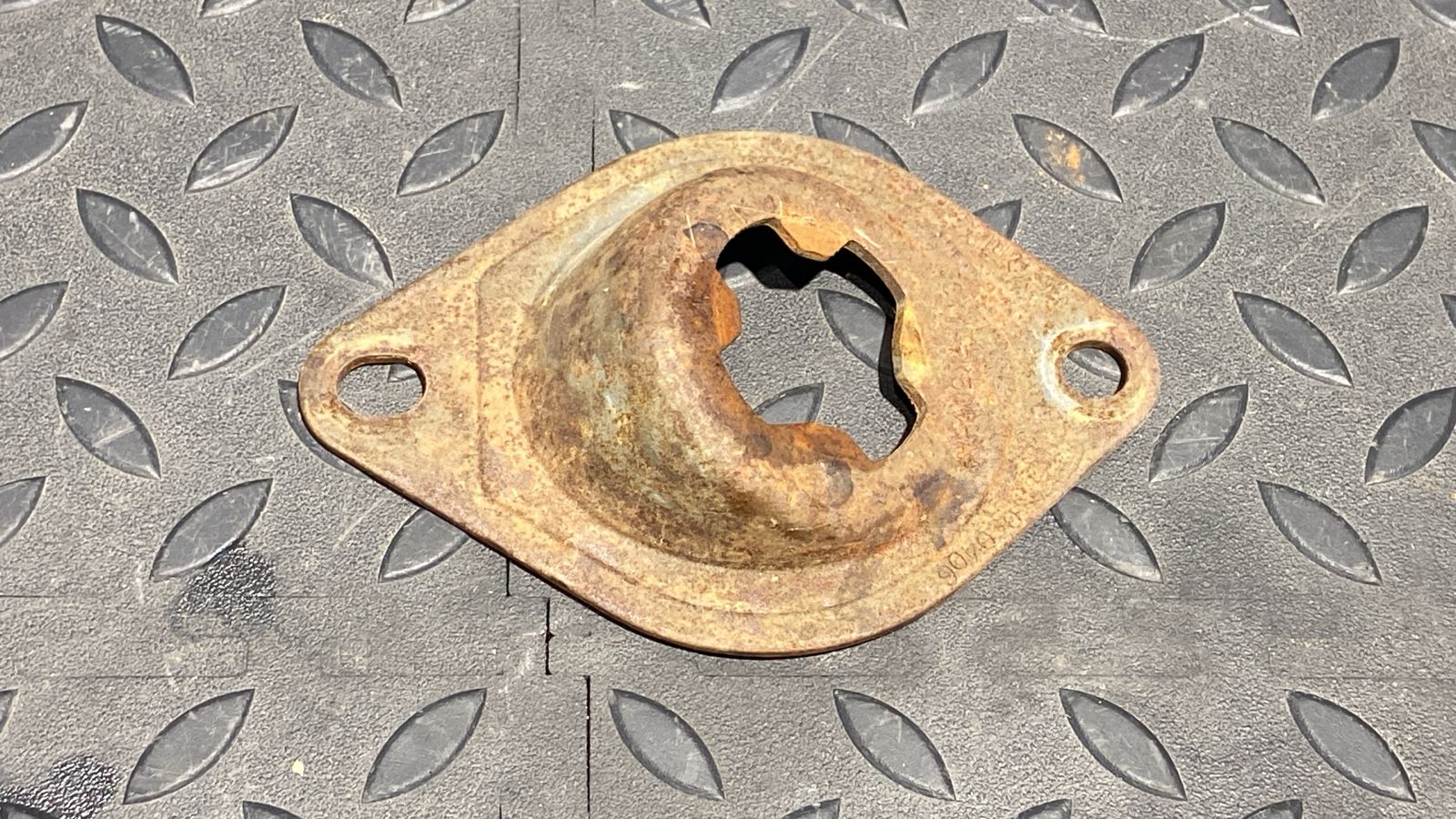 Кронштейн цилиндра сцепления Ford Transit 2000-2006